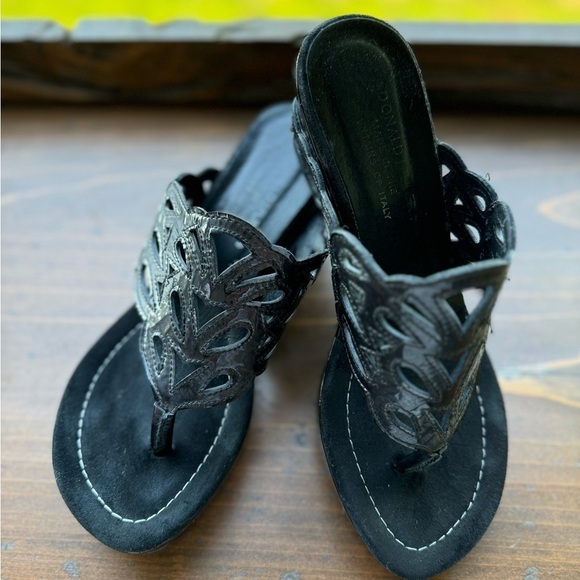 Donald Pliner Gustav Black Patent Leather Wedge Sandals Thong 6 heel cutout - Picture 3 of 9